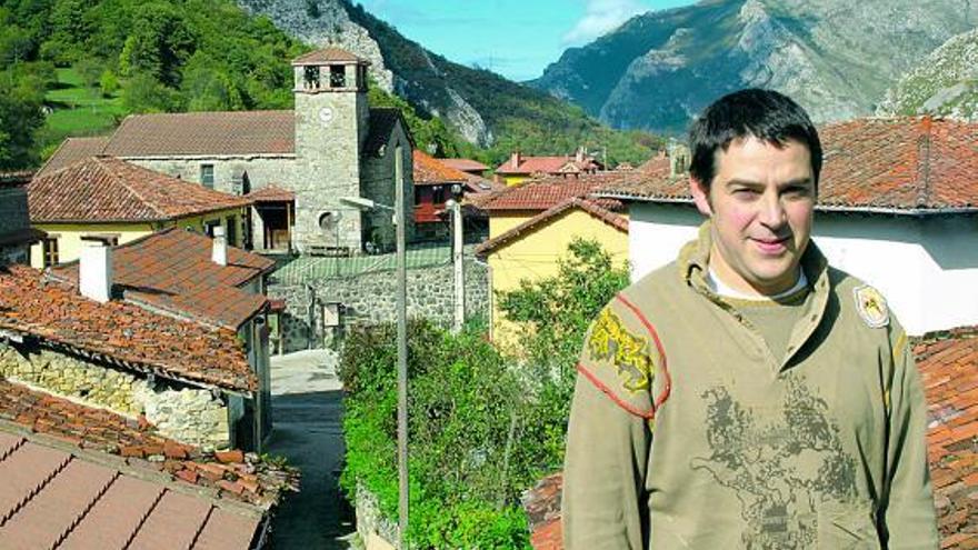 Javier Sánchez Sánchez, propietario y cocinero de la tienda-bar Casa Severa, en Sobrefoz. | ana paz paredes