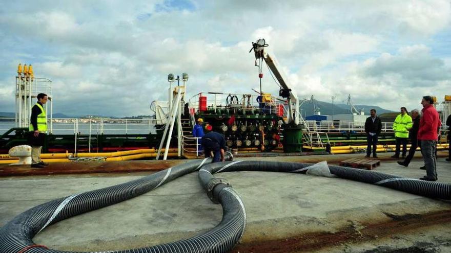 El primer barco que descargó en el Puerto 4.000 toneladas de aceite. // Iñaki Abella