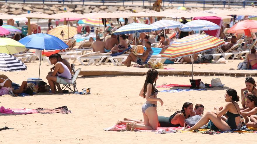 Turistas y alicantinos en una playa alicantina durante este verano