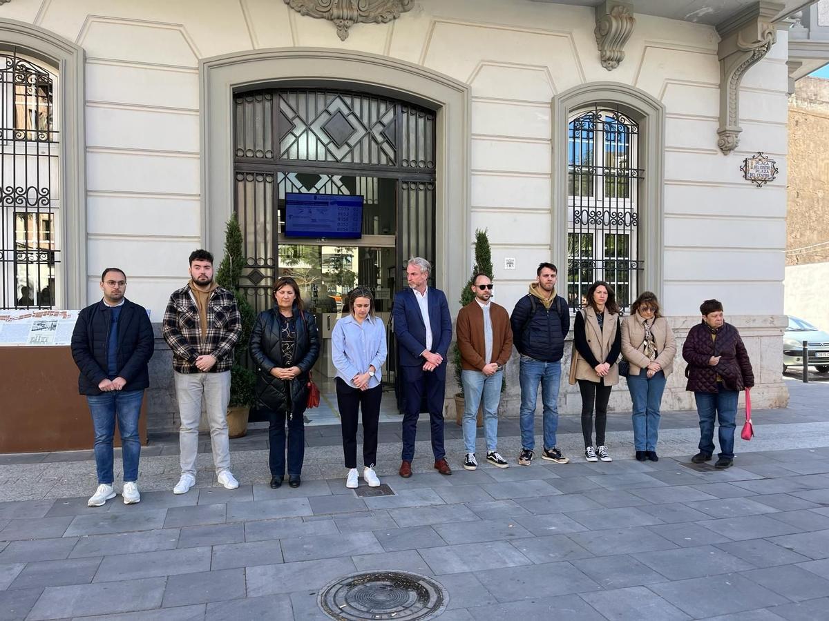 Minuto de silencio ante el Ayuntamiento de La Vall d'Uixó, encabezado por la alcaldesa, Tania Baños.