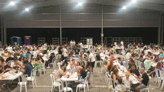 La cena del Mig Any Fester gana a la lluvia en Moncofa con 500 comensales