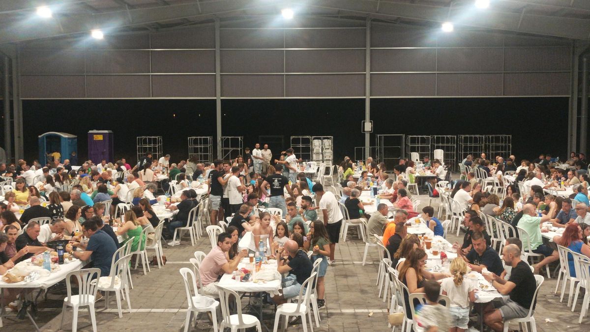 La carpa se llenó de asistentes pese al mal tiempo de la jornada.