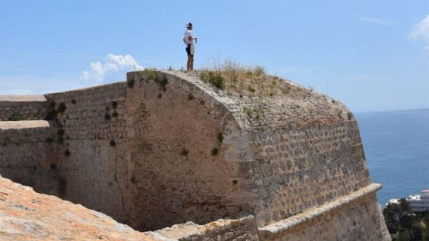 La arriesgada moda de subirse a las murallas de Ibiza | CÉSAR NAVARRO