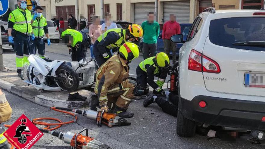 Liberan a un motorista tras quedar atrapado debajo de un coche en un accidente en Elda