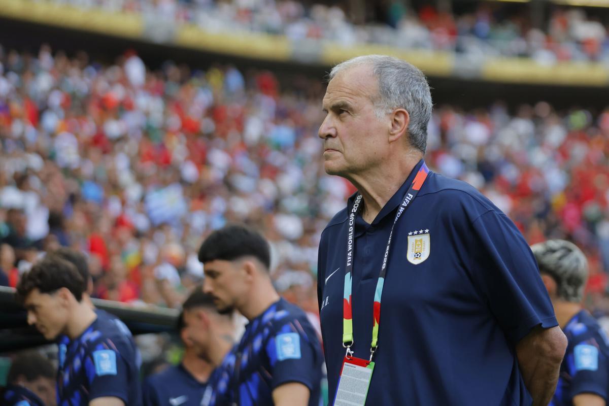MEX6788. GUADALAJARA (MÉXICO), 26/06/2026.- El seleccionador de Uruguay, Marcelo Bielsa, reacciona este viernes, previo a un partido del grupo H del Mundial de la FIFA 2026 entre Uruguay y España en el estadio Akron en Guadalajara (México). EFE/ Francisco Guasco
