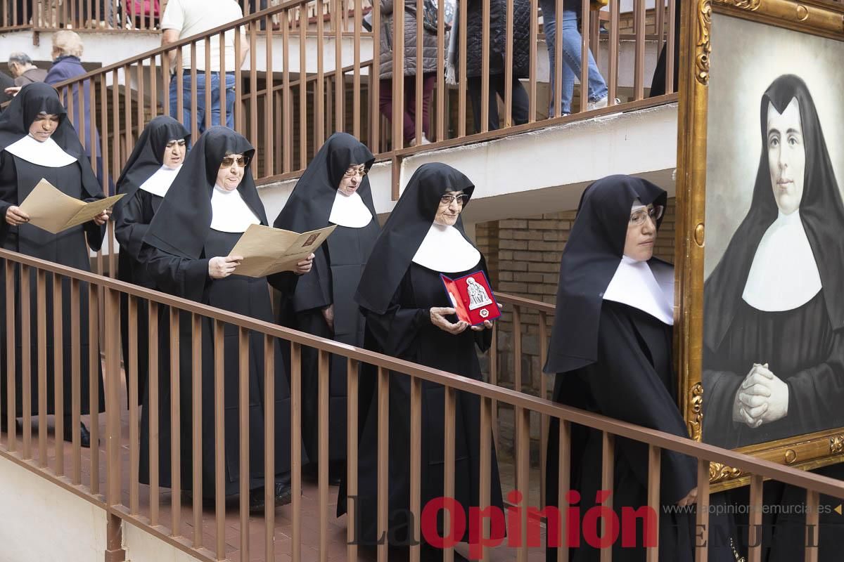 Así ha sido el traslado del cuatro y la reliquia de Santa Teresa de Jornet desde el Asilo hasta la Parroquia de la Concepción en Caravaca