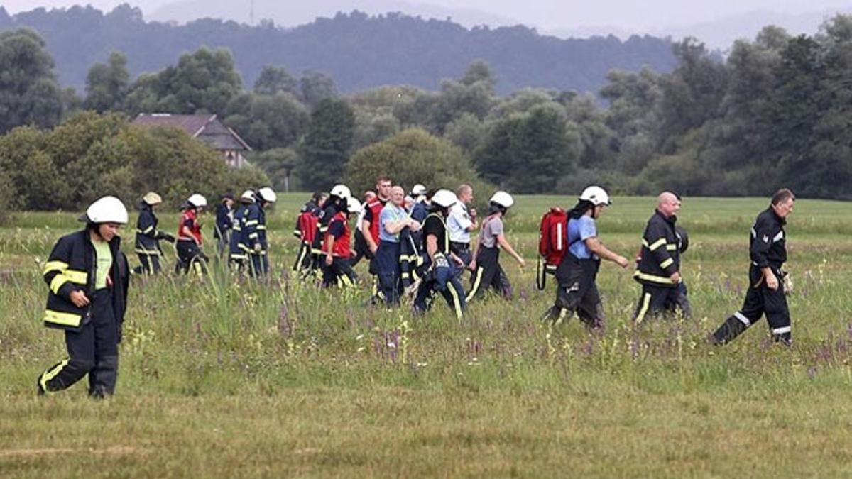 Los servicios de emergencia trabajan en el escenario del accidente de un globo aerostático, en el que viajaban 32 personas, a las afueras de Liubliana,(Eslovenia). Al menos dos personas fallecieron y varias reultaron heridas, según fuentes oficiales.