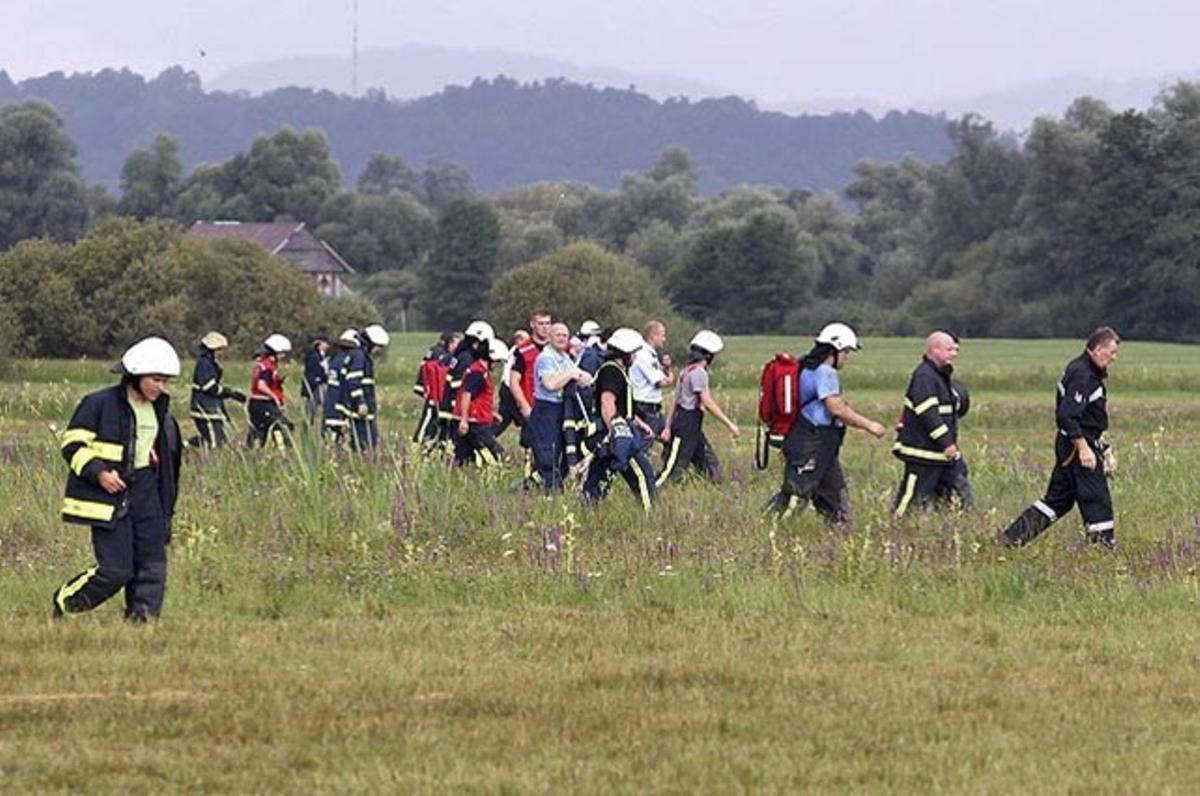 Els serveis d’emergència treballen a l’escenari de l’accident d’un globus aerostàtic, en què viatjaven 32 persones, als afores de Ljubljana,(Eslovènia). Almenys dues persones hi van morir i diverses van resultar ferides, segons fonts oficials.