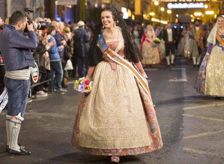 Así desfiló Alicia Moreno y la corte de honor