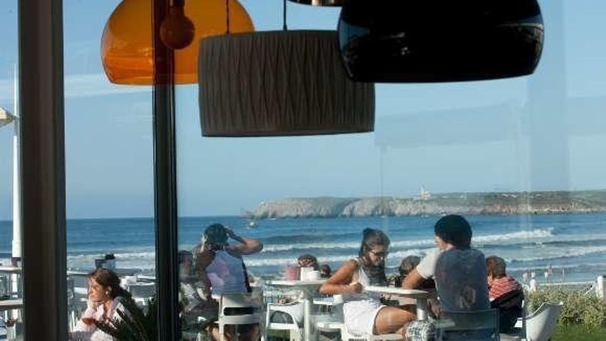 Terraza del Ewan, en el paseo de Salinas.