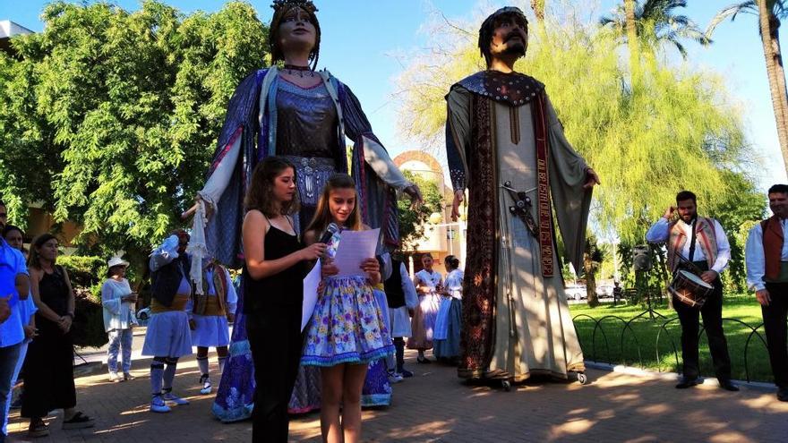 Las falleras mayores de Dénia leen el &quot;Tirant&quot; escoltadas por los gigantes