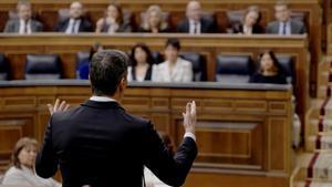 El presidente del Gobierno, Pedro Sánchez, se dirige el líder del PP, Alberto Núñez Feijóo, durante una comparecencia en el Congreso.