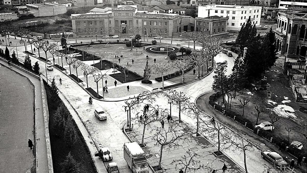 La plaça el 1970, amb la construcció de la comissaria, l’ambulatori i l’institut  | ARXIU QUINTANA TORRES (ACBG)
