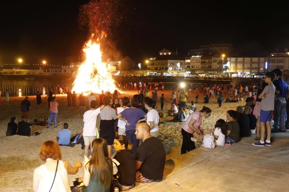 Cientos de personas acuden un año más al arenal de Nigrán para celebrar el inicio del verano entre fuego y diversión.