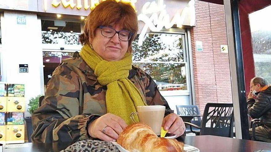 Carme Cano, primera clienta d&#039;ahir al matí a la terrassa del Frankfurt Cal Xavi de Manresa, fent el cafè amb llet