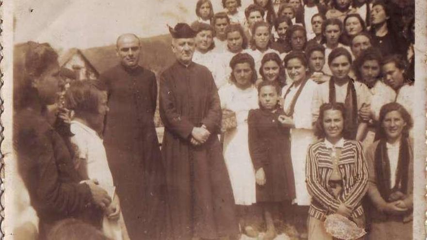 Don Donato (Izqda.) en 1942, como coadjutor de San Martiño.