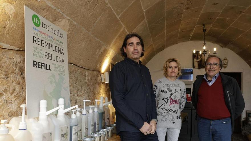 Los hermanos Enric y Verónica, junto a su padre, Miquel Àngel Benito.