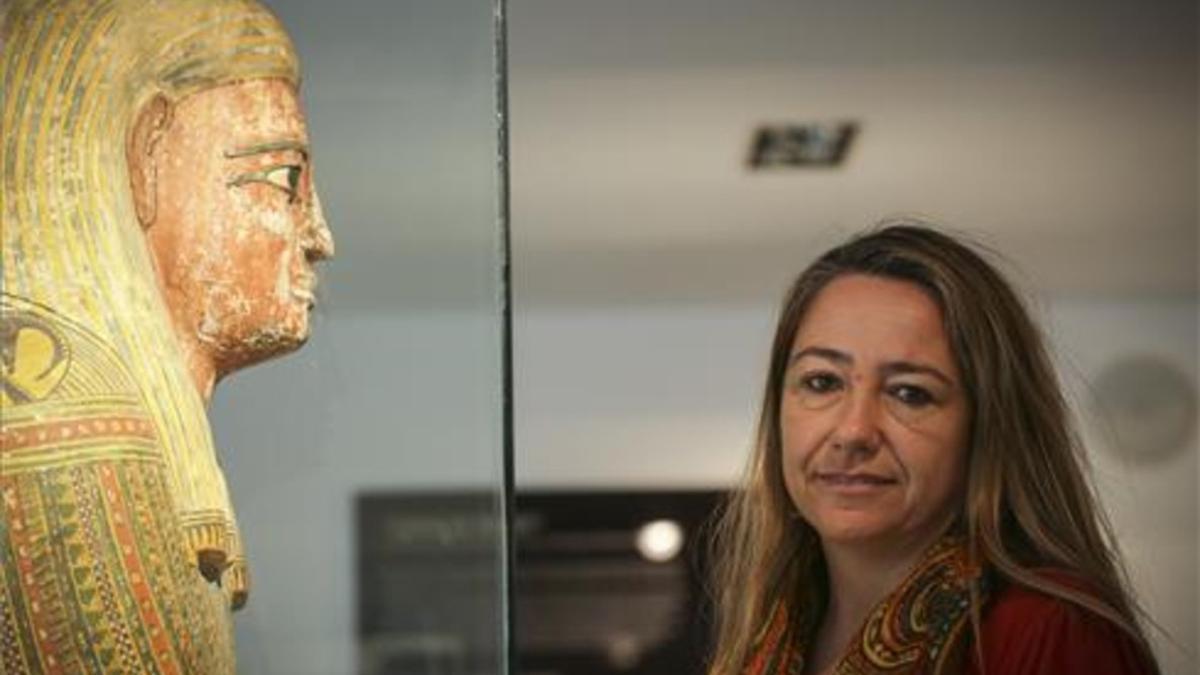 La egiptóloga sevillana Myriam Seco, durante una visita a Barcelona, en el Museu Egipci.