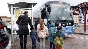 Un grupo de infantes de Sant Julià de Ramis usuarios del servicio de transporte escolar hace unos días