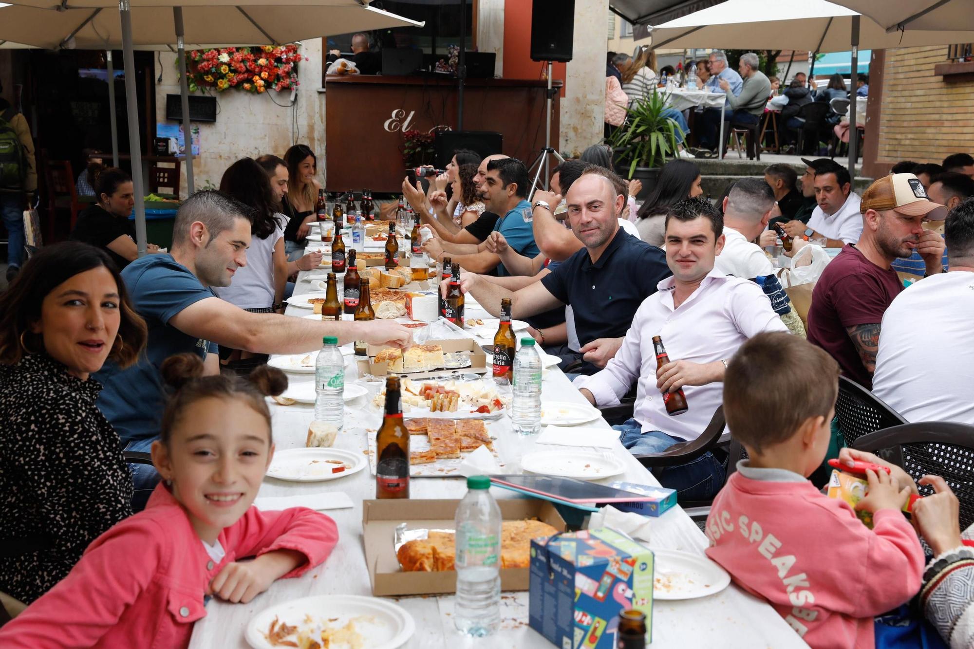 Grado abre boca para Santiago con la comida en la calle