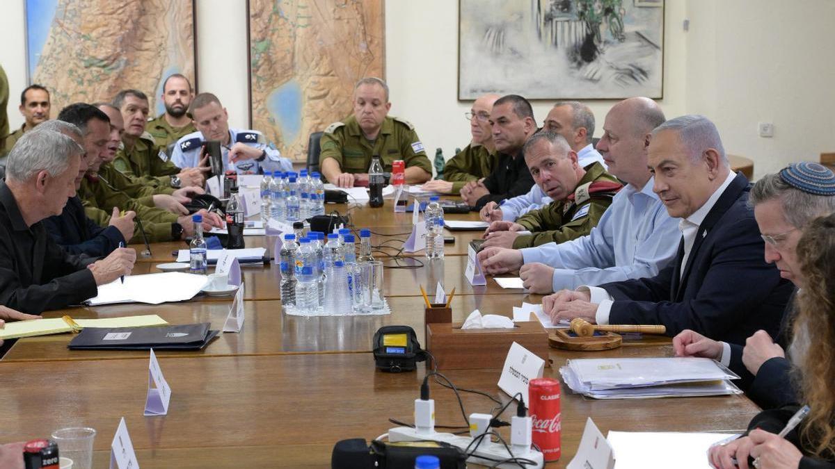 14 de abril 2024, Israel, Tel Aviv: El primer ministro israelí, Benjamin Netanyahu, con su gabinete de guerra tras los ataques de Irán.