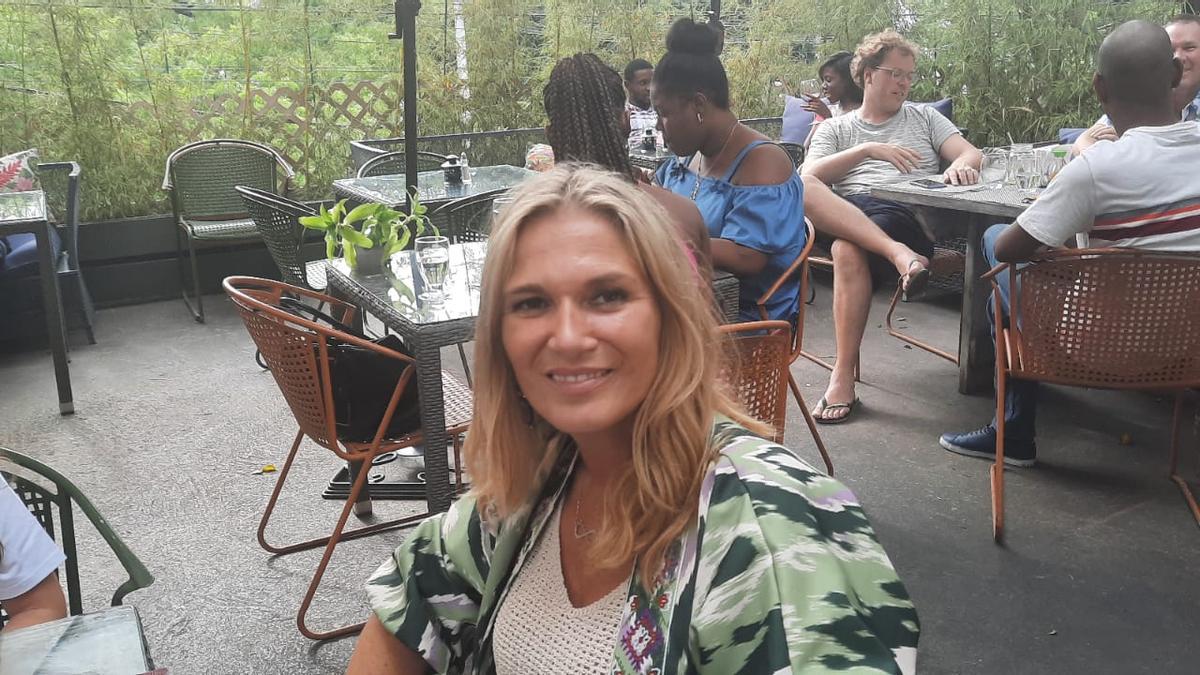 Isabel González Sánchez, en un restaurante de Puerto Príncipe, en Haití, dos días antes del asesinato de Moïse.