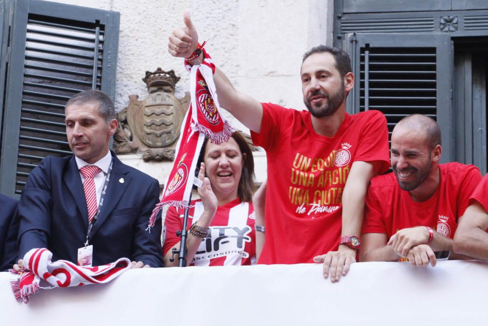 Parlaments dels jugadors del Girona al balcó de l'ajuntament