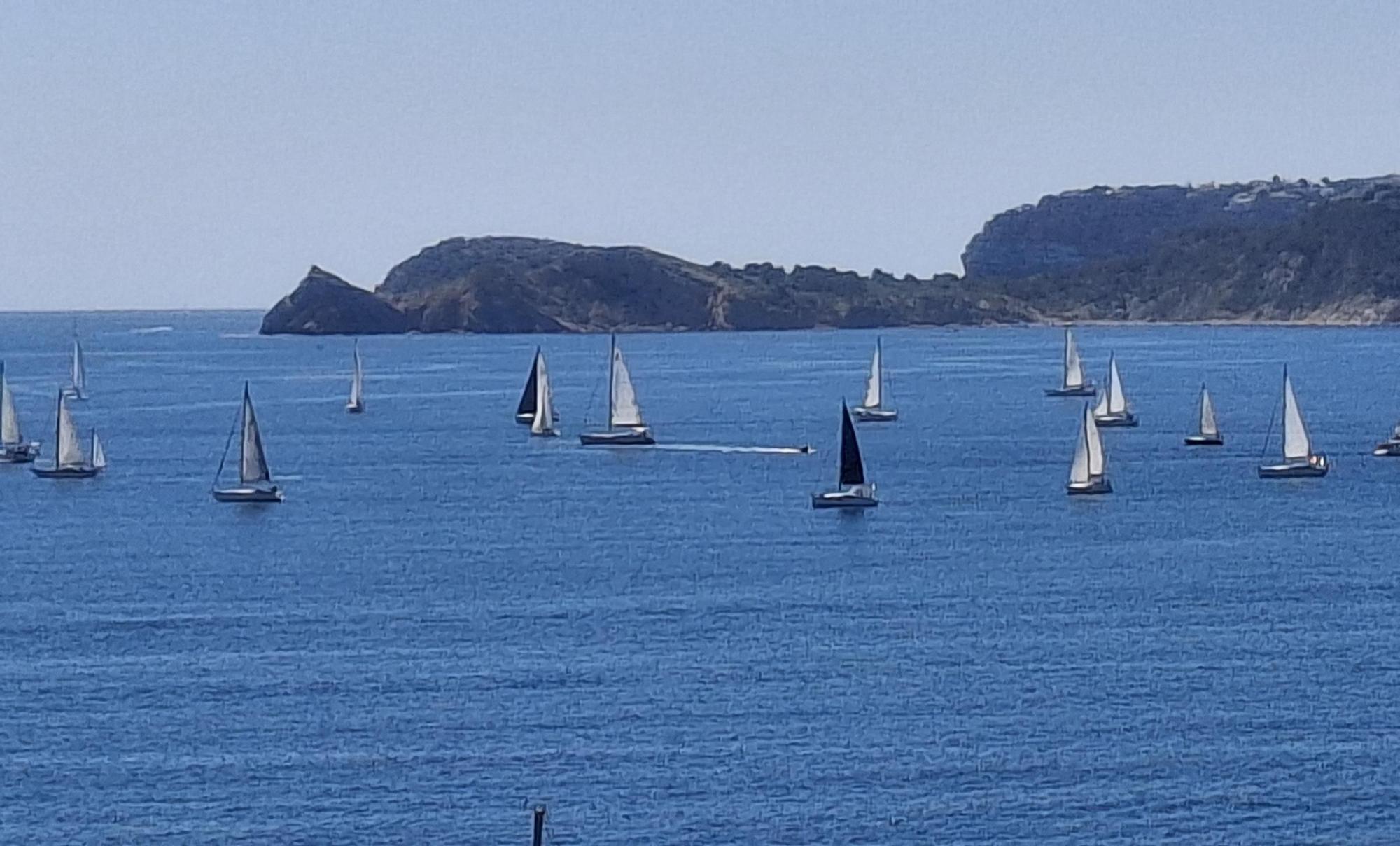 Un horizonte de dientes de sierra: el espectáculo de la vela en la bahía de Xàbia (imágenes)
