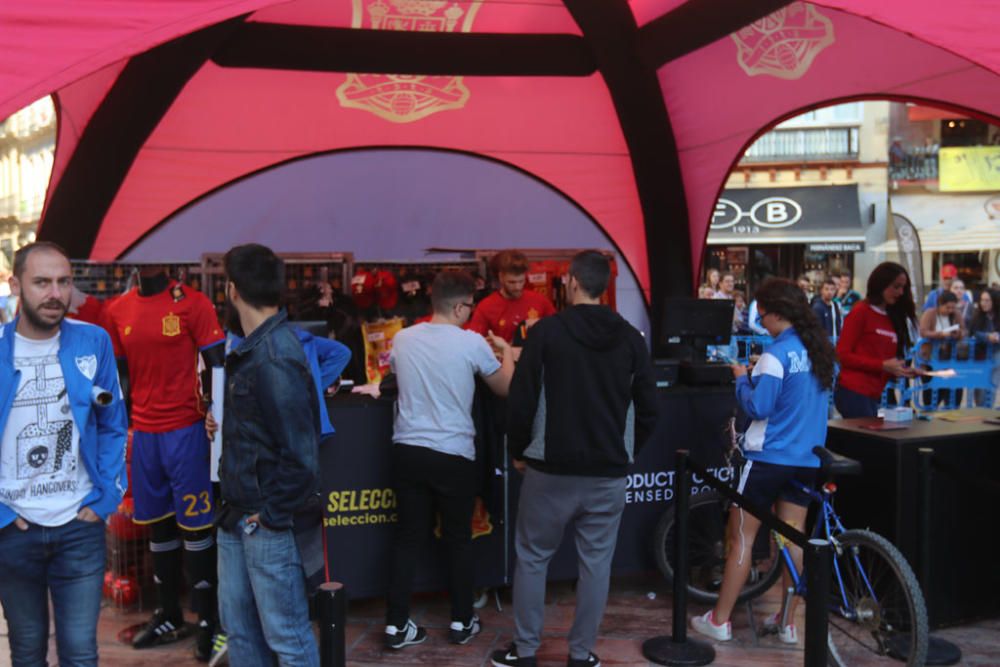 Cientos de aficionados hacen cola durante todo el jueves para fotografiarse con los trofeos de La Roja