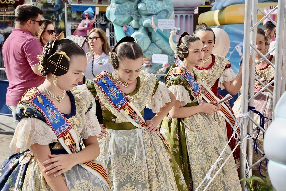 Carmen, Marta y la corte infantil visitan la hoguera Seneca-Autobusos