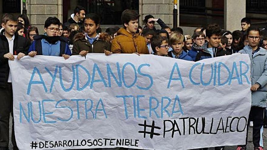 Un grupo de niños del colegio Medalla Milagrosa sostiene una pancarta con el mensaje del proyecto.