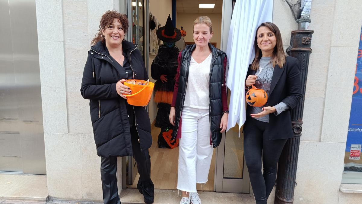 En el centro, Begoña González, presidenta de la Asociación de Comercio Local de Siero, en la presentación de la campaña de Halloween del colectivo.