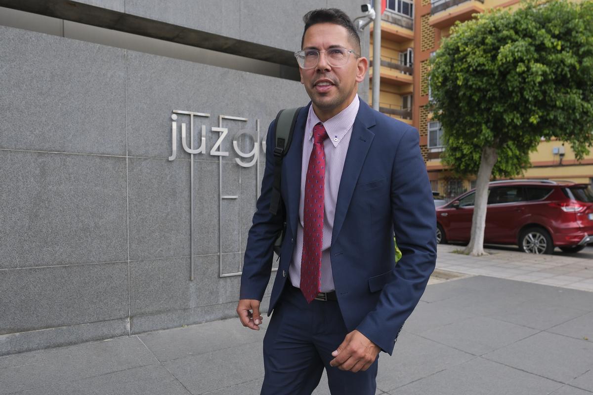 El letrado Maverick Pulido a su llegada a los juzgados de Telde.
