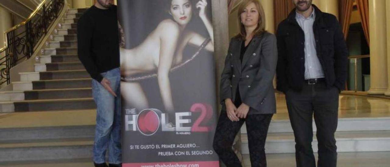 El polifacético Álex O&#039;Dogherty posa con el cartel de &quot;The Hole 2&quot;. // A. Irago