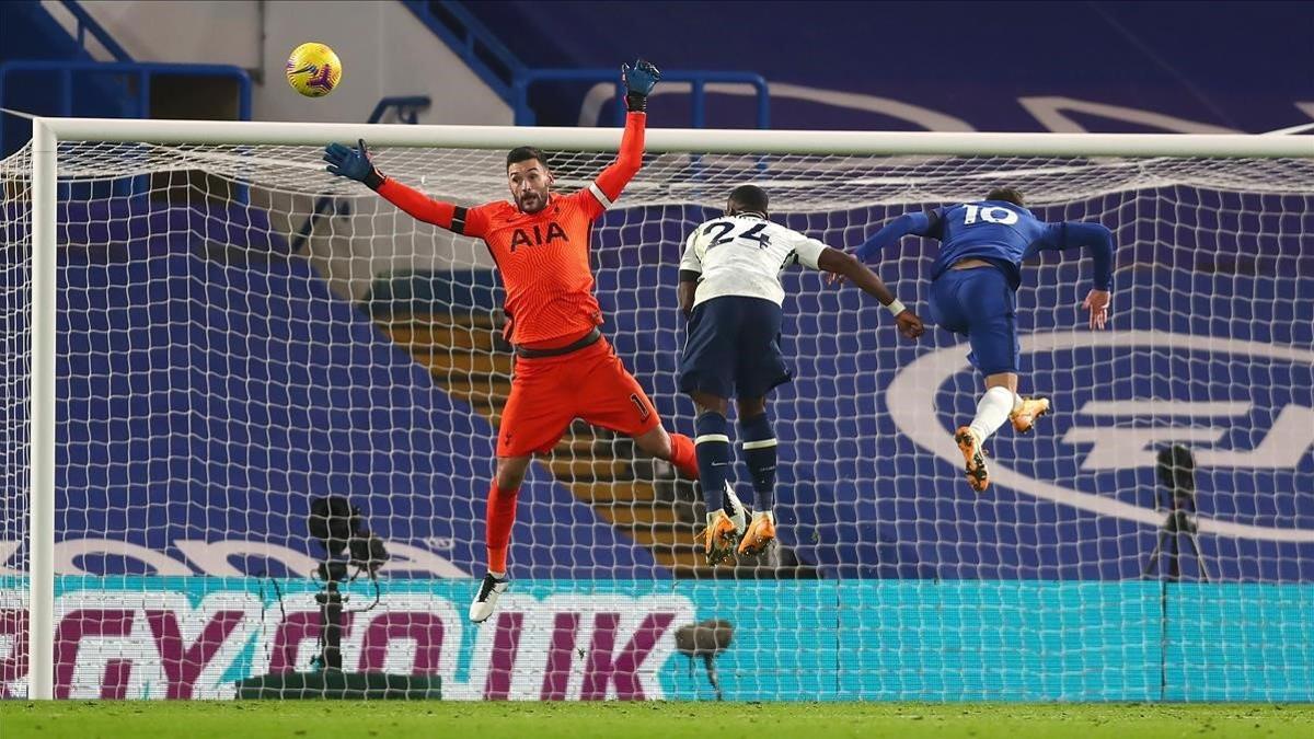 Pulisic cabecea contra la portería de Lloris junto a Aurier.