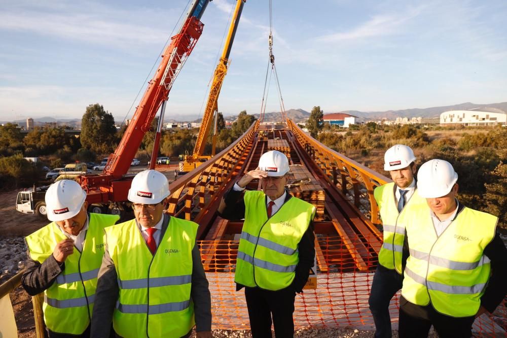 Comienzan a instalar la nueva pasarela de madera del Guadalhorce