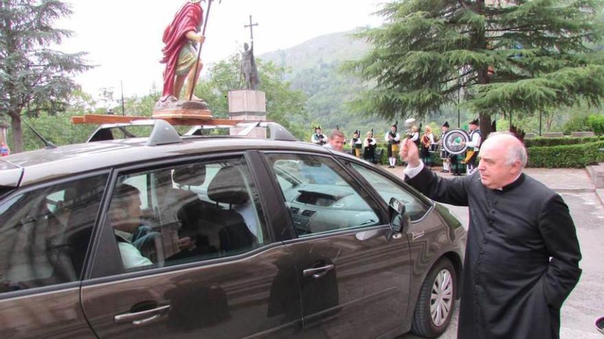 Sobre estas líneas, el abad bendice el coche en el que viaja el Alcalde; a la derecha, los Carbajal-García.