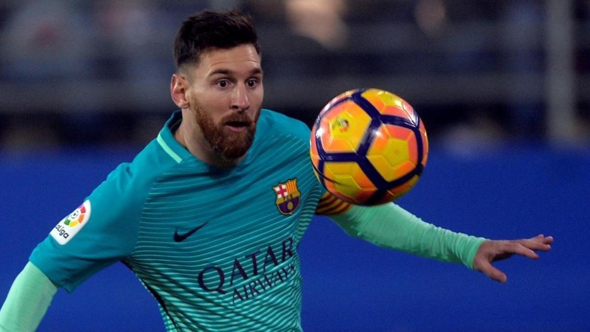 Messi conduce el balón durante el partido contra el Eibar.