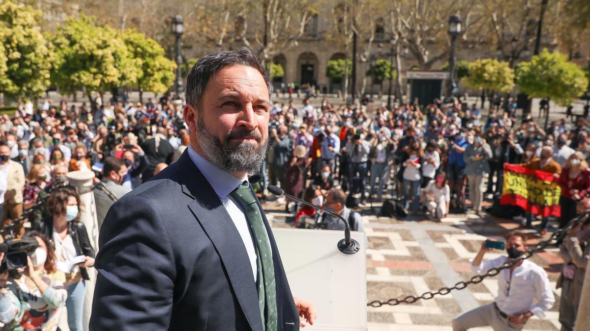 El presidente de Vox, Santiago Abascal, en un acto en la Plaza Nueva de Sevilla.