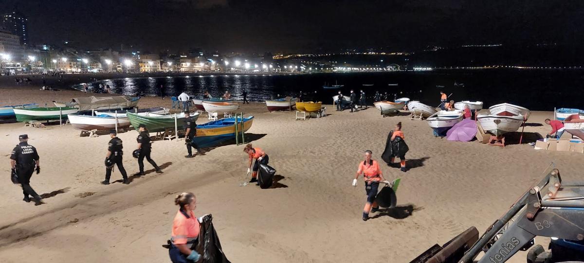 Dispositivo de limpieza tras la celebración de la noche de San Juan