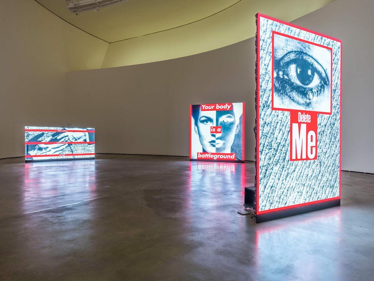 La sala del Guggenheim de Bilbao en la que se expuso la obra de Barbara Kruger 'Untitled (Your Body Is a Battleground)’'