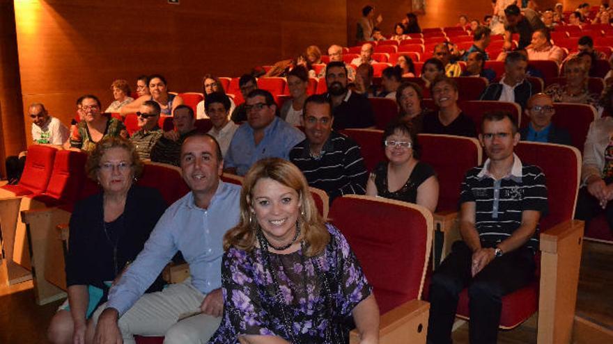 Isabel Guerra (dcha.), José Luis Báez y Chicha González, junto a los asistentes.