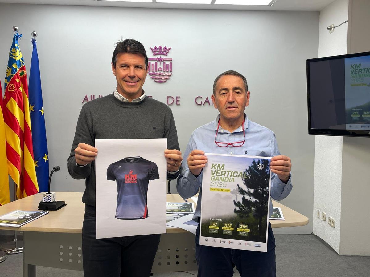 El concejal de Deportes y el presidente del Club Alpí Gandia, en la presentación