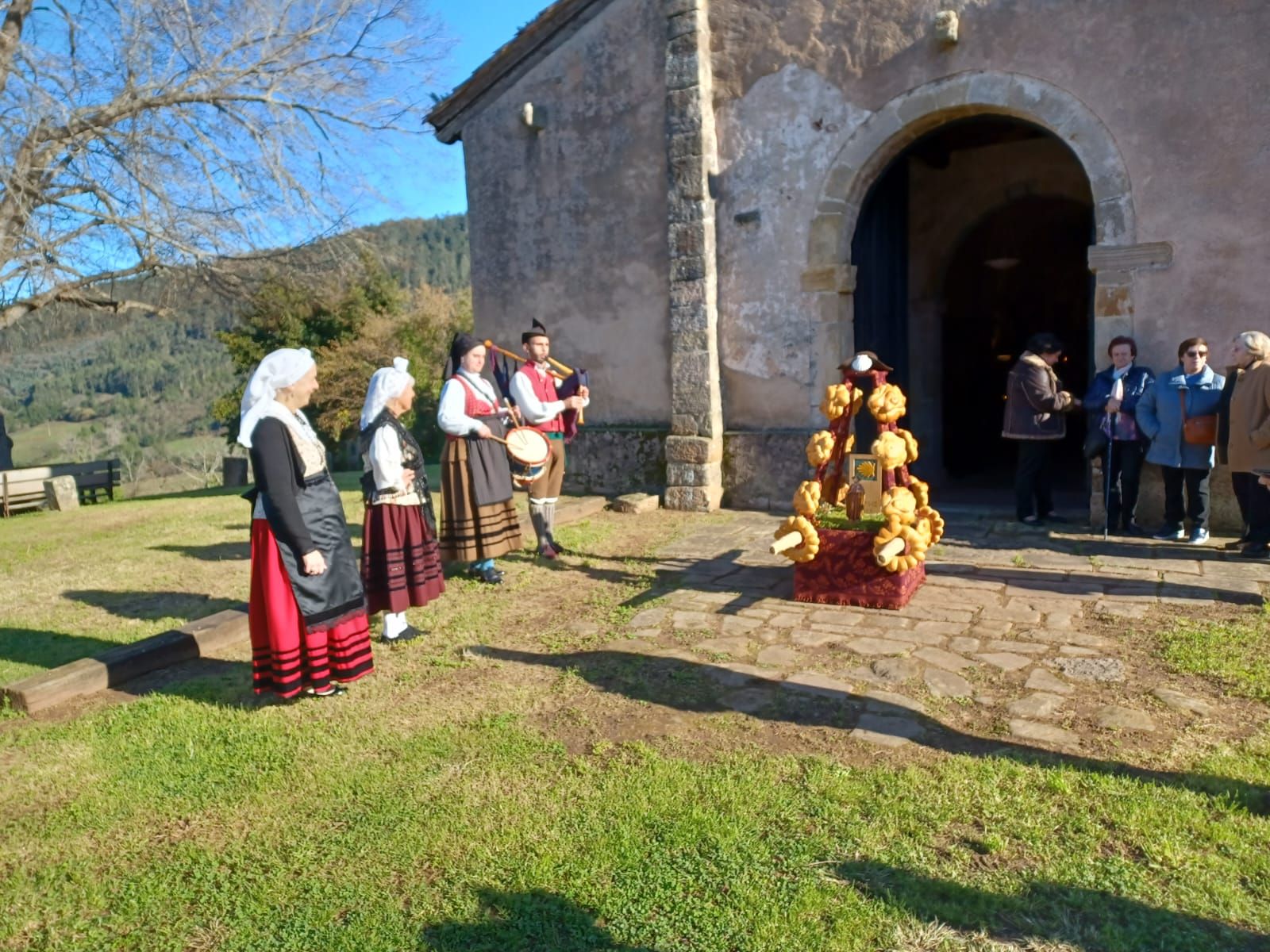 En imágenes: así fue la fiesta de Reyes y la ofrenda del ramu de Priesca (Villaviciosa)