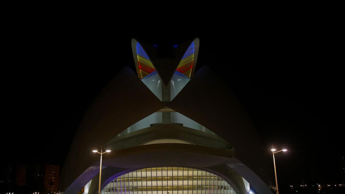 El Palau de les Arts, iluminado con los colores de la Senyera.