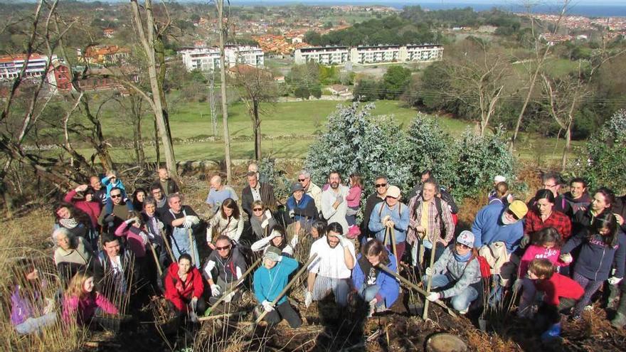 Los voluntarios, antes de iniciar la actividad.