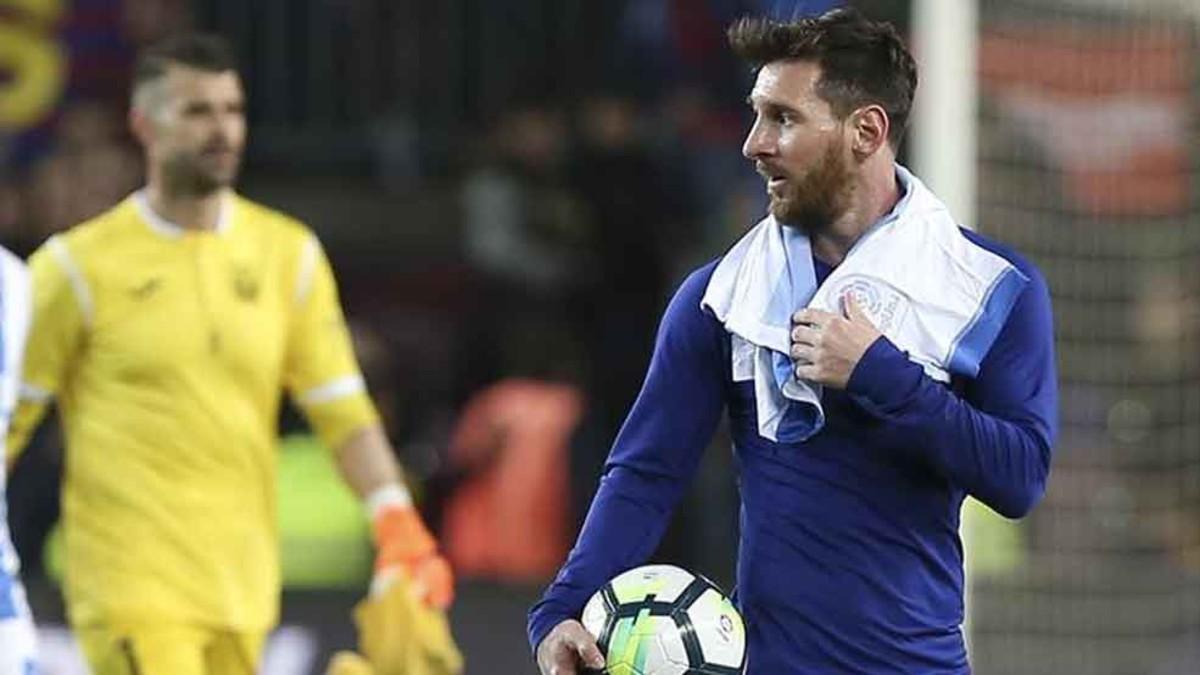 Como manda la tradición, Messi se fue del campo con el balón por el hat-trick contra el CD Leganés