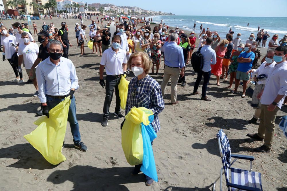 La Reina Sofía participa en una recogida de residuos en una playa de Rincón