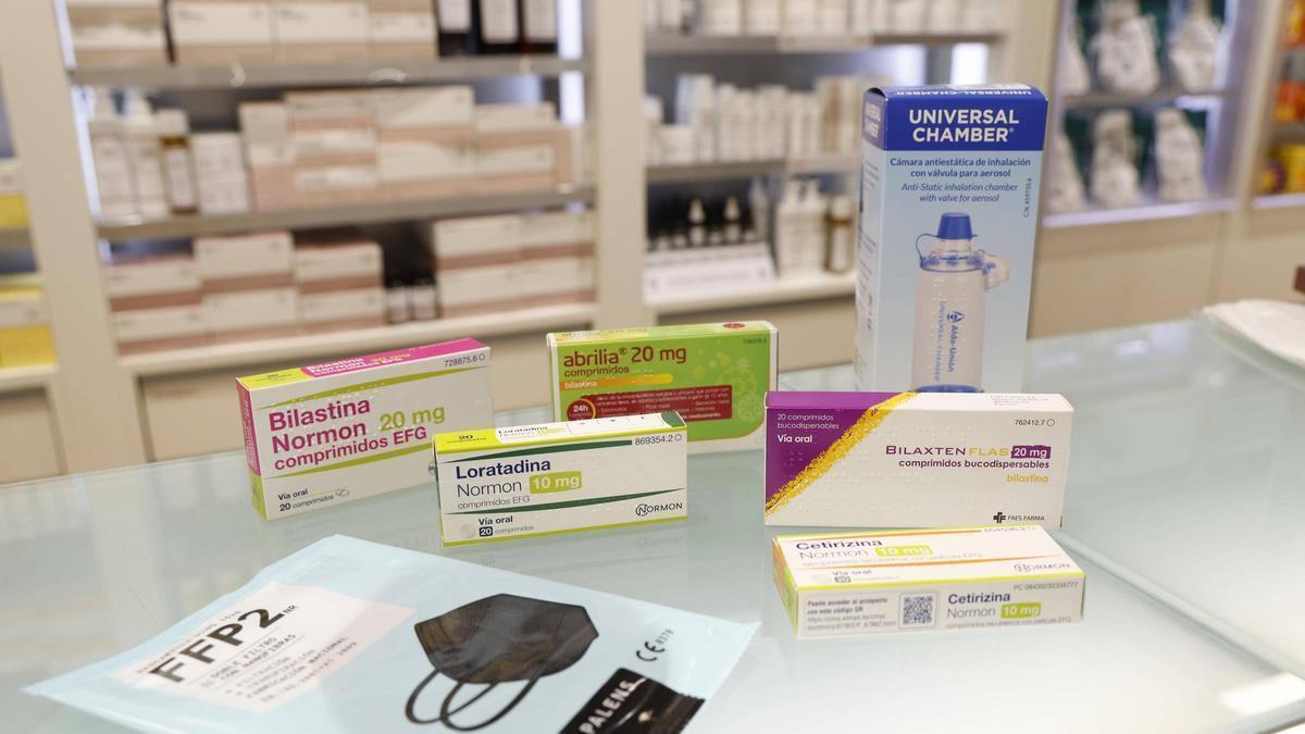 Antihestamínics i altres productes per tractar les al·lèrgies en una farmàcia de Girona.