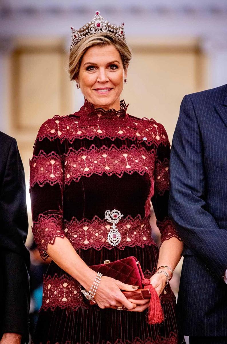La reina Máxima de Holanda con vestido de la firma Costarellos y joyas con historia en la cena de gala en Grecia